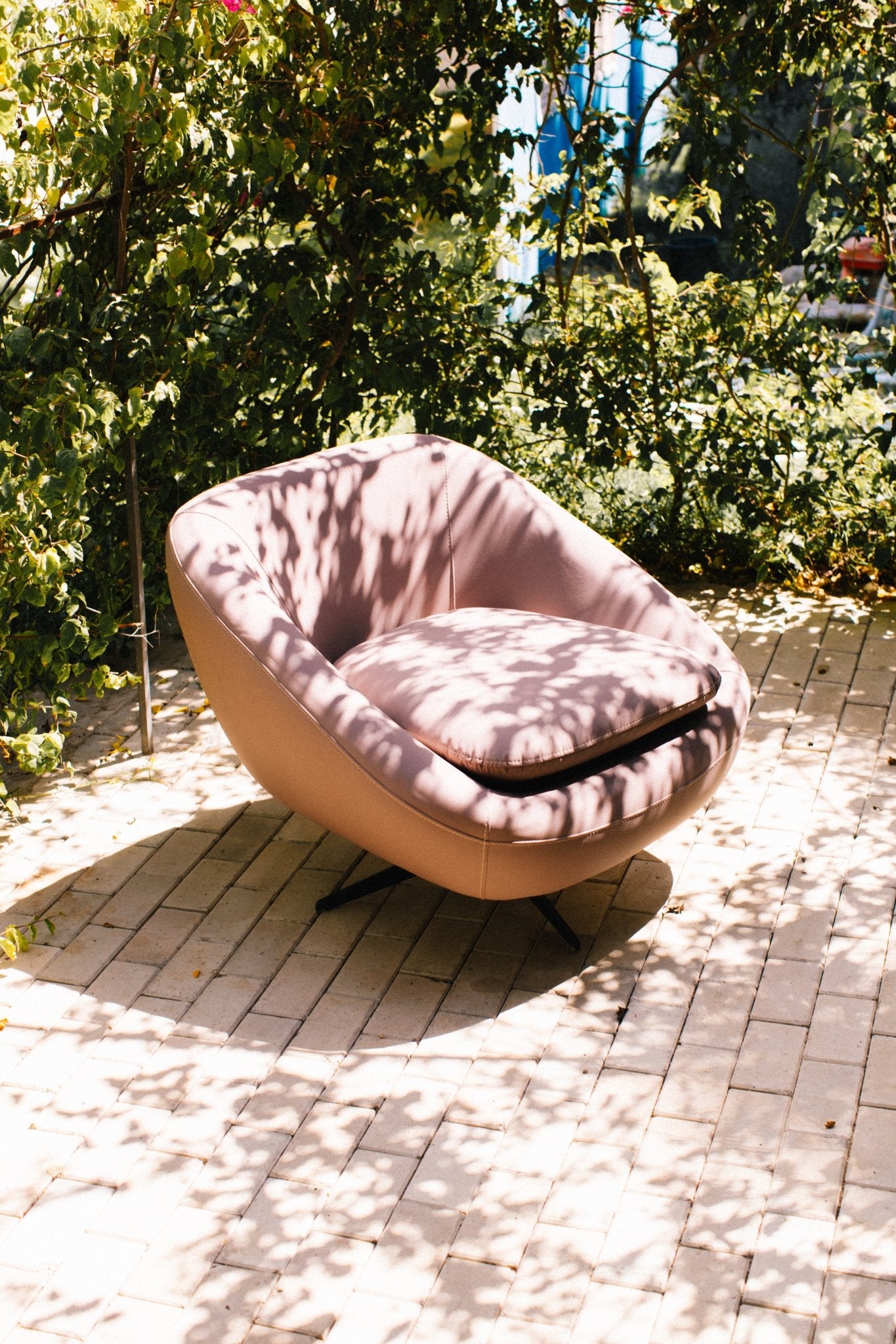 Modern Blush Pink Swivel Cushion Chair with Metal Base - Mahogni Furniture.