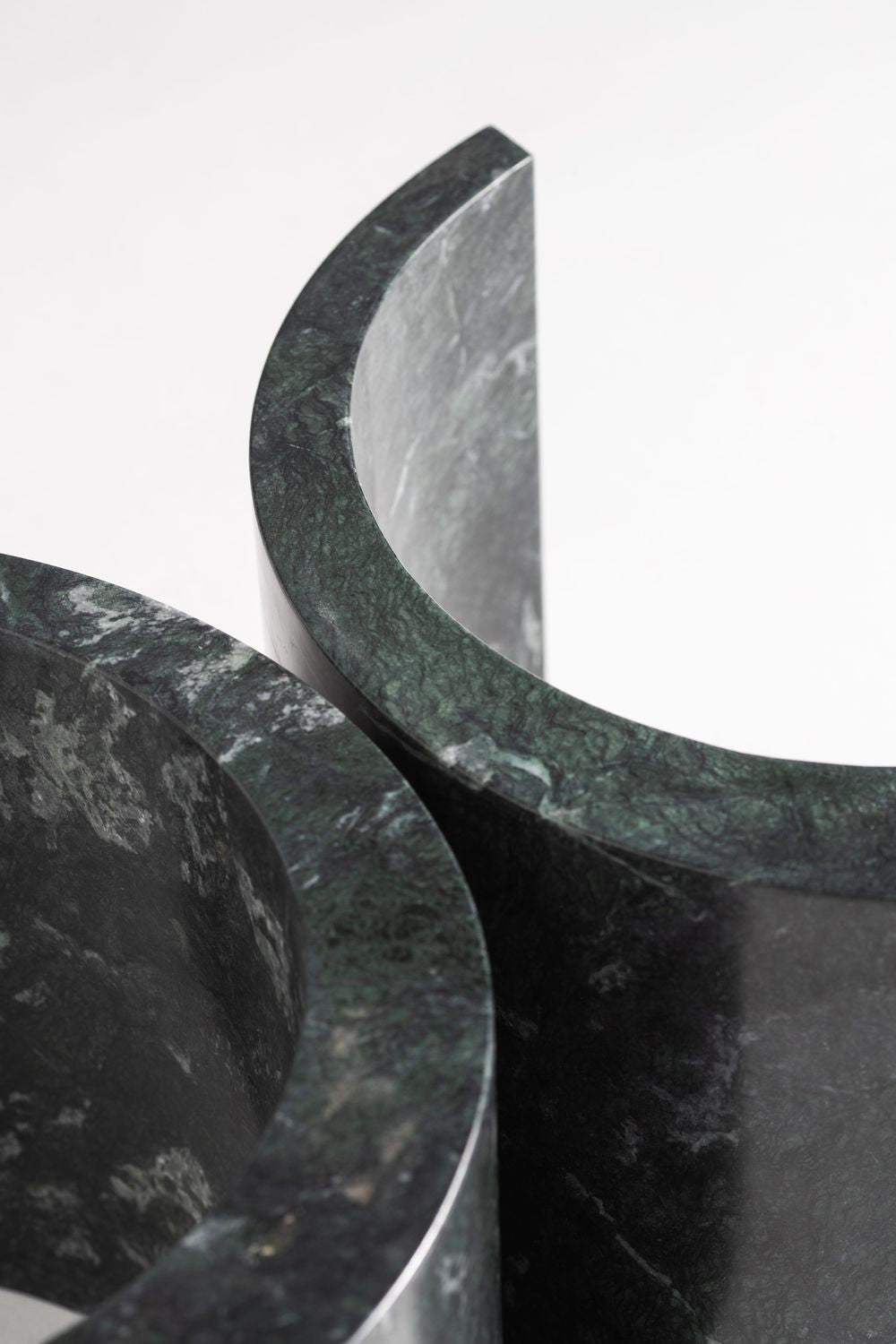 Lyra Table - Modern Console Table with Green Marble C-Shaped Supports and Glass Top by Mahogni