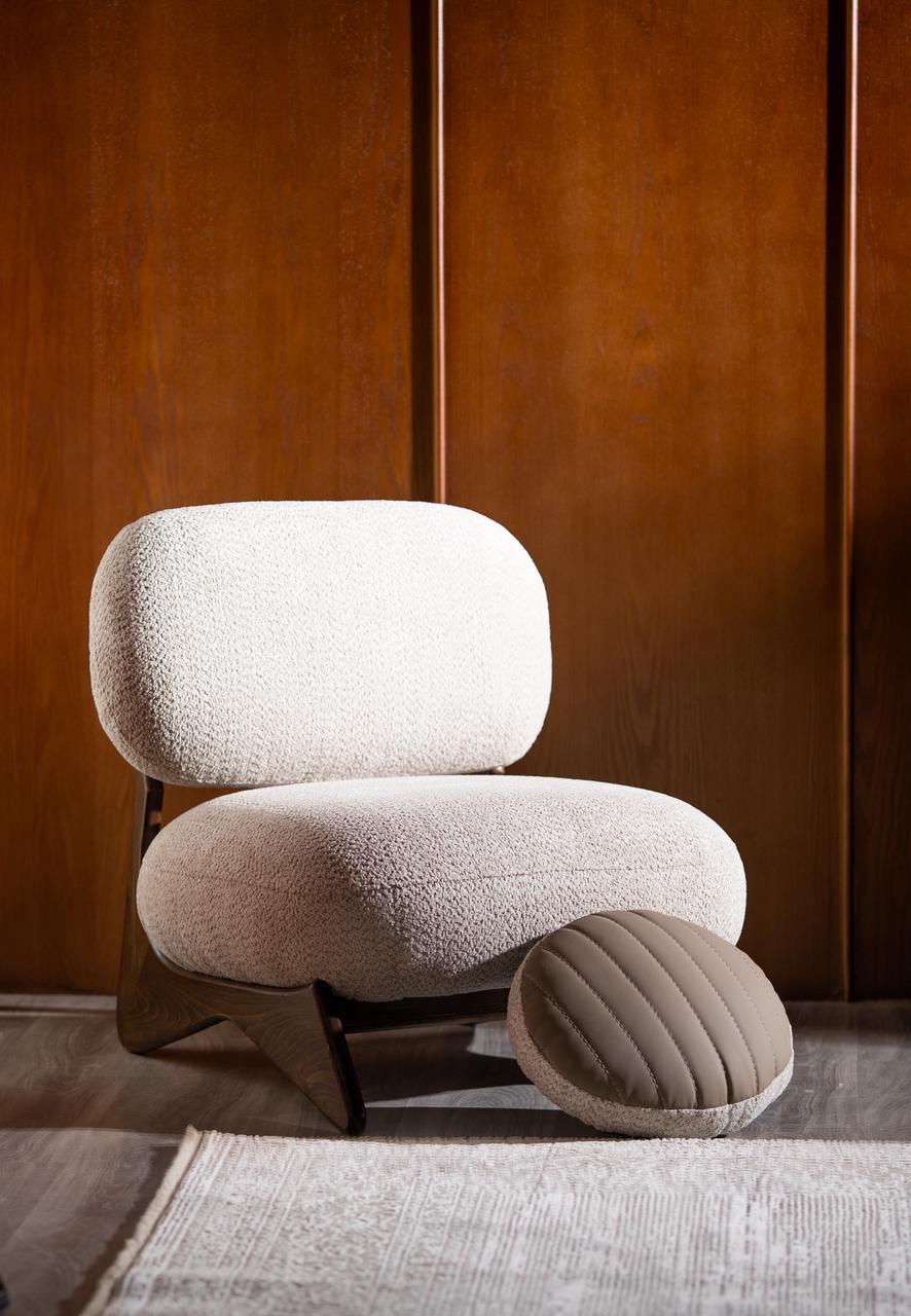 Modern white bouclé armchair with walnut wood base - Kinda Chair by Mahogni