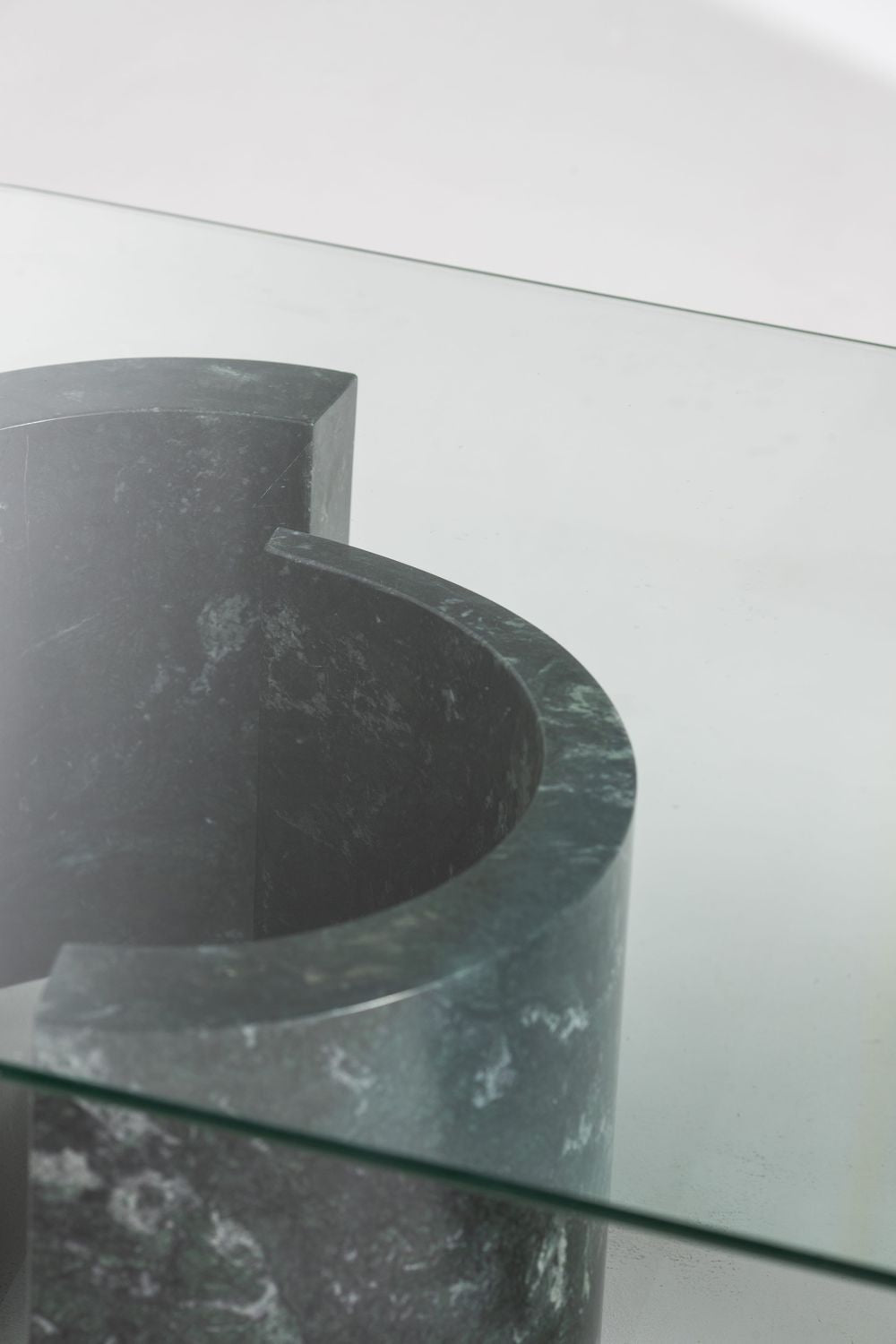 Lyra Table - Modern Console Table with Green Marble C-Shaped Supports and Glass Top by Mahogni