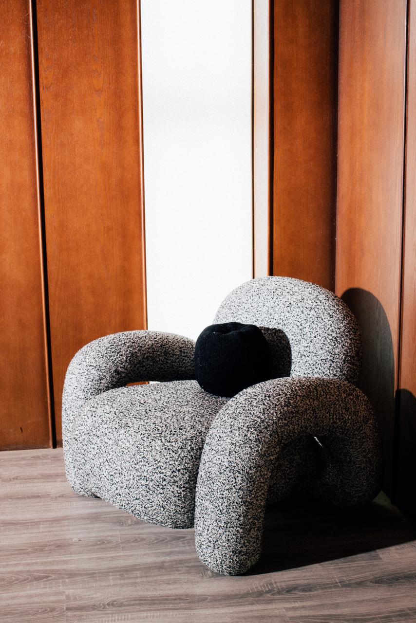 Luna Modern Rounded Armchair - Monochrome Speckled Bouclé | Mahogni