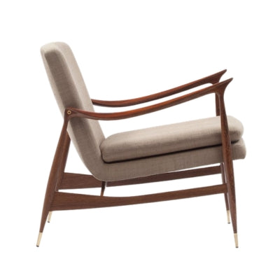 Mid-century modern accent chair with walnut wood frame and white cushions by Mahogni