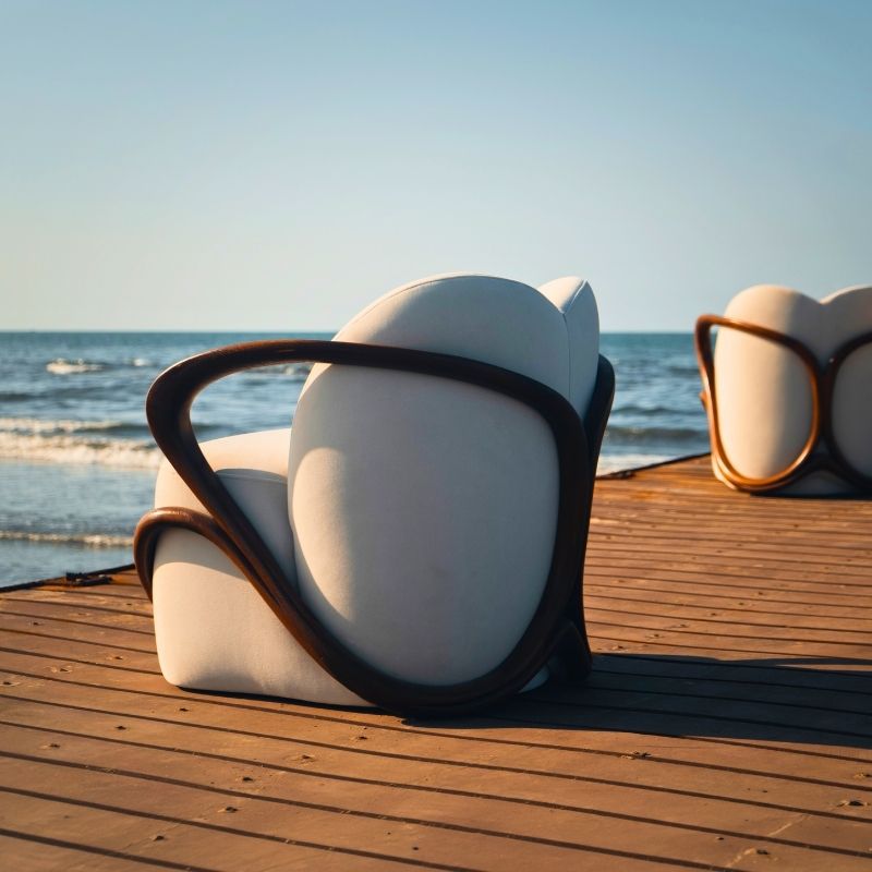 Lopra Chair - Armchair with Curved Dark Wood Frame | Mahogni 