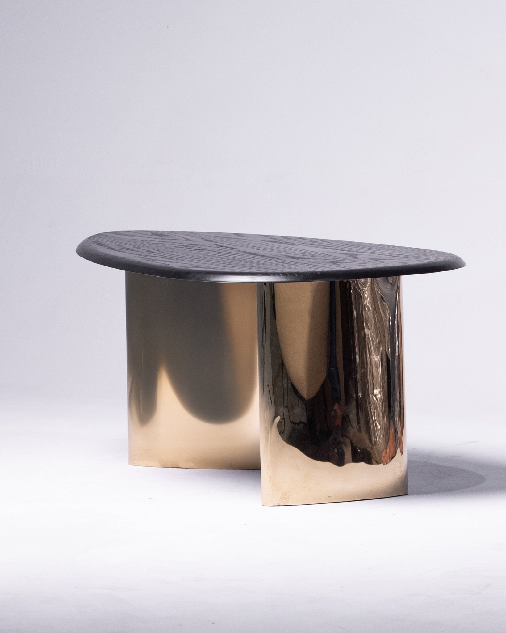Gold Table - Contemporary Coffee Table with Polished Brass Columns and Dark Pebble Wooden Top - Mahogni