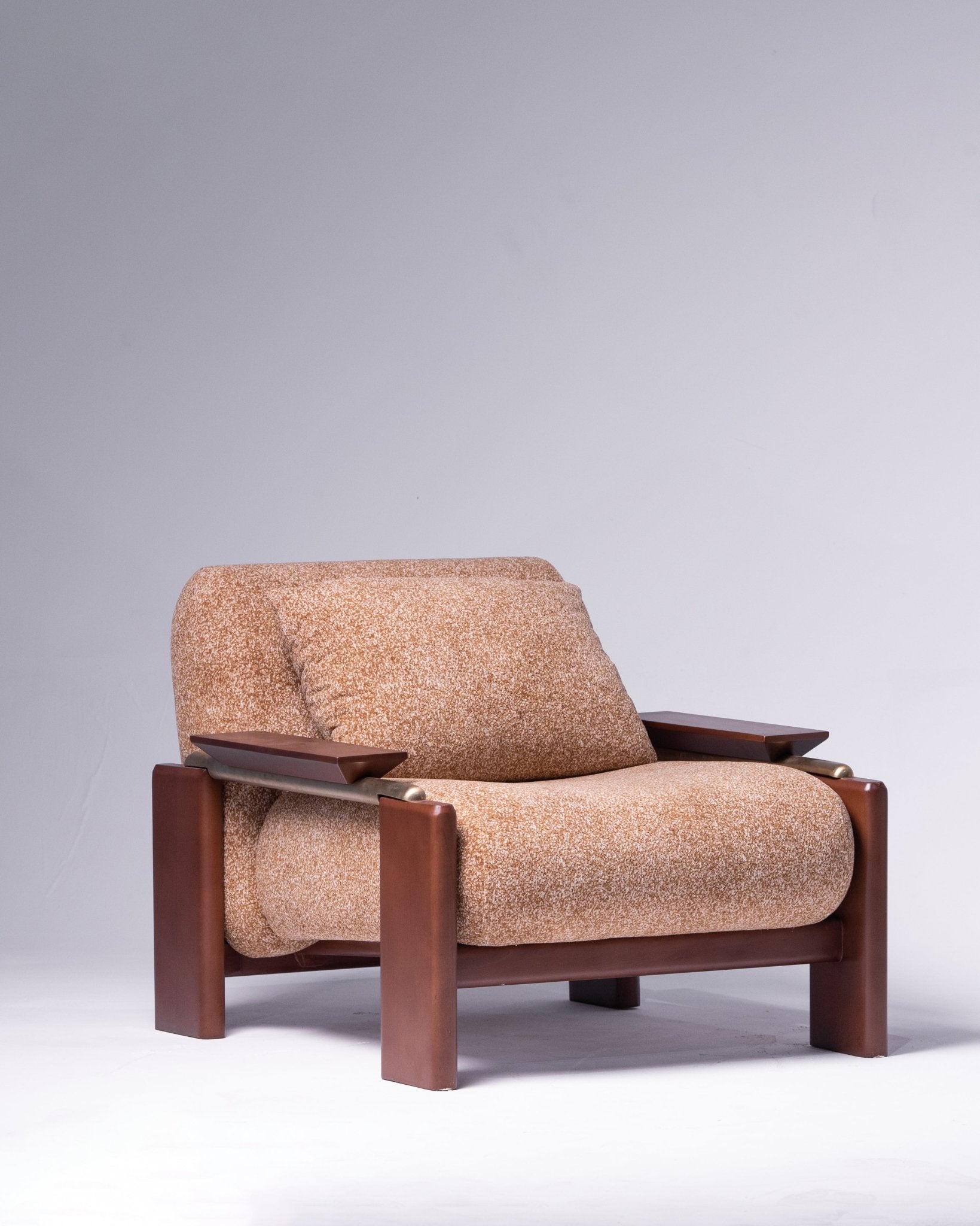 Rust Mid-Century Lounge Chair | Terracotta Plush Seating | Mahogni.