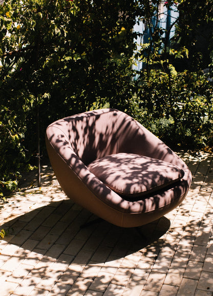 Modern Blush Pink Swivel Cushion Chair with Metal Base - Mahogni Furniture.
