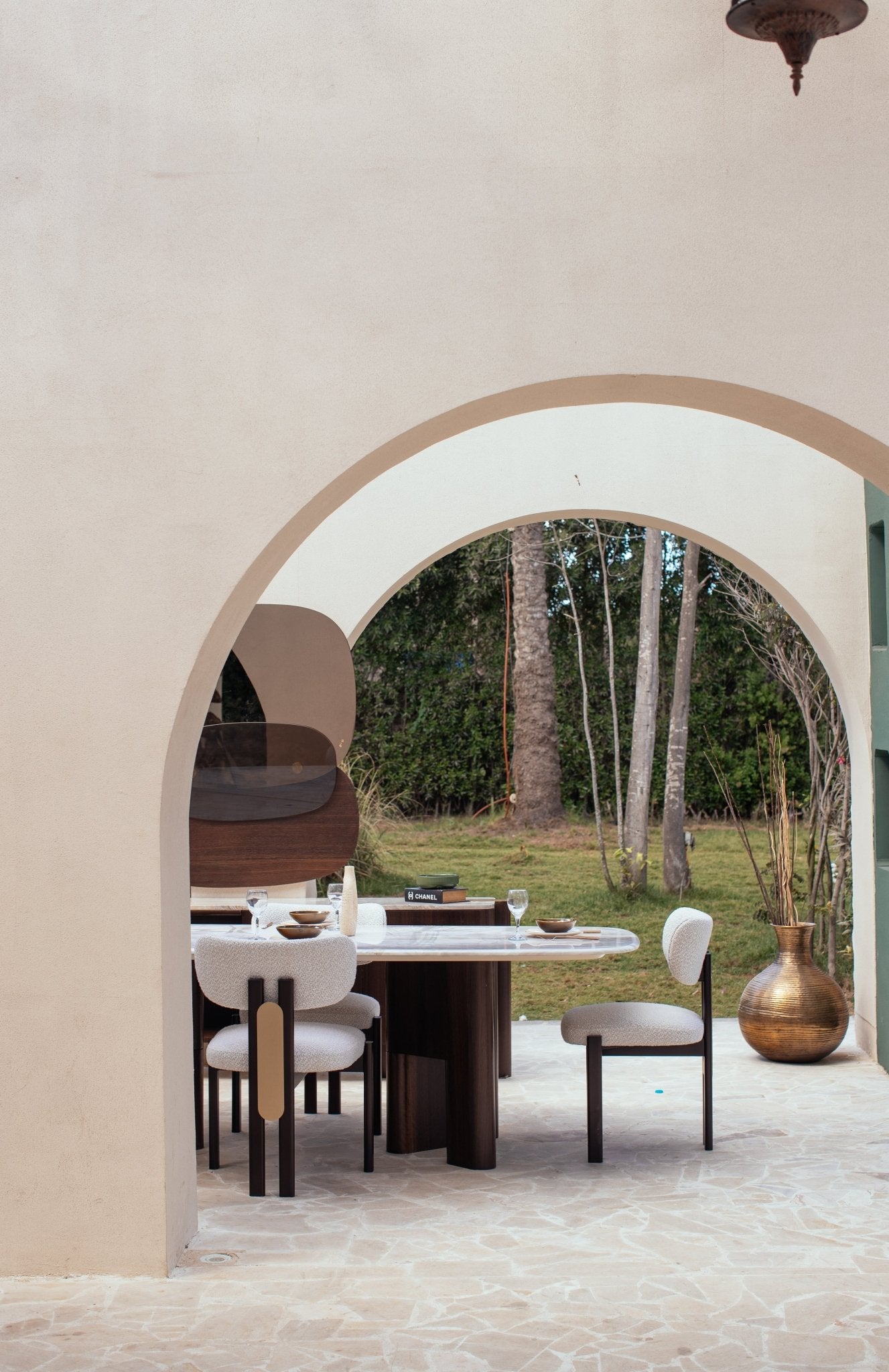 Rounded Marble Dining Table with Bouclé Chairs - Mahogni Luxury Furniture