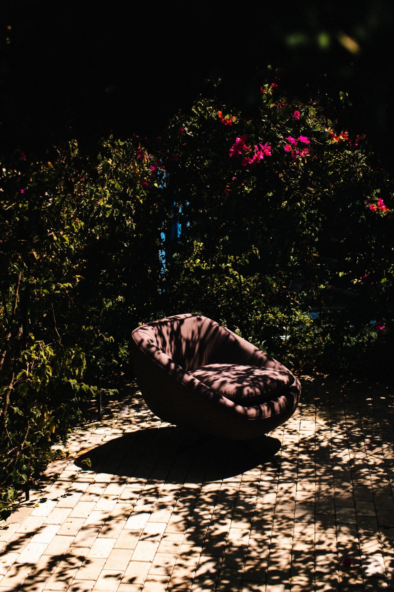 Modern Blush Pink Swivel Cushion Chair with Metal Base - Mahogni Furniture.