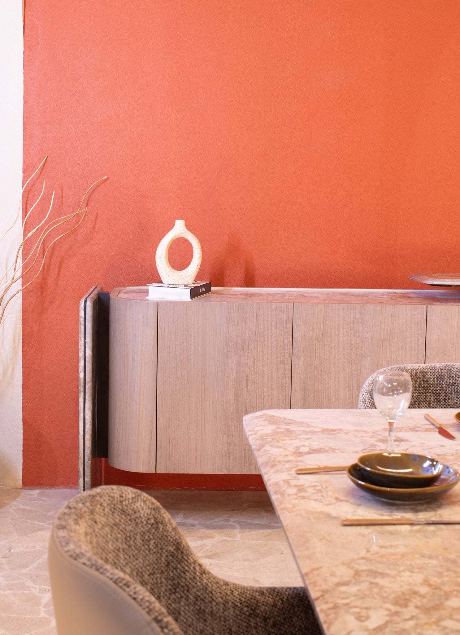 Glam Marble Dining Table with Bucket Style Chairs - Mahogni Furniture.