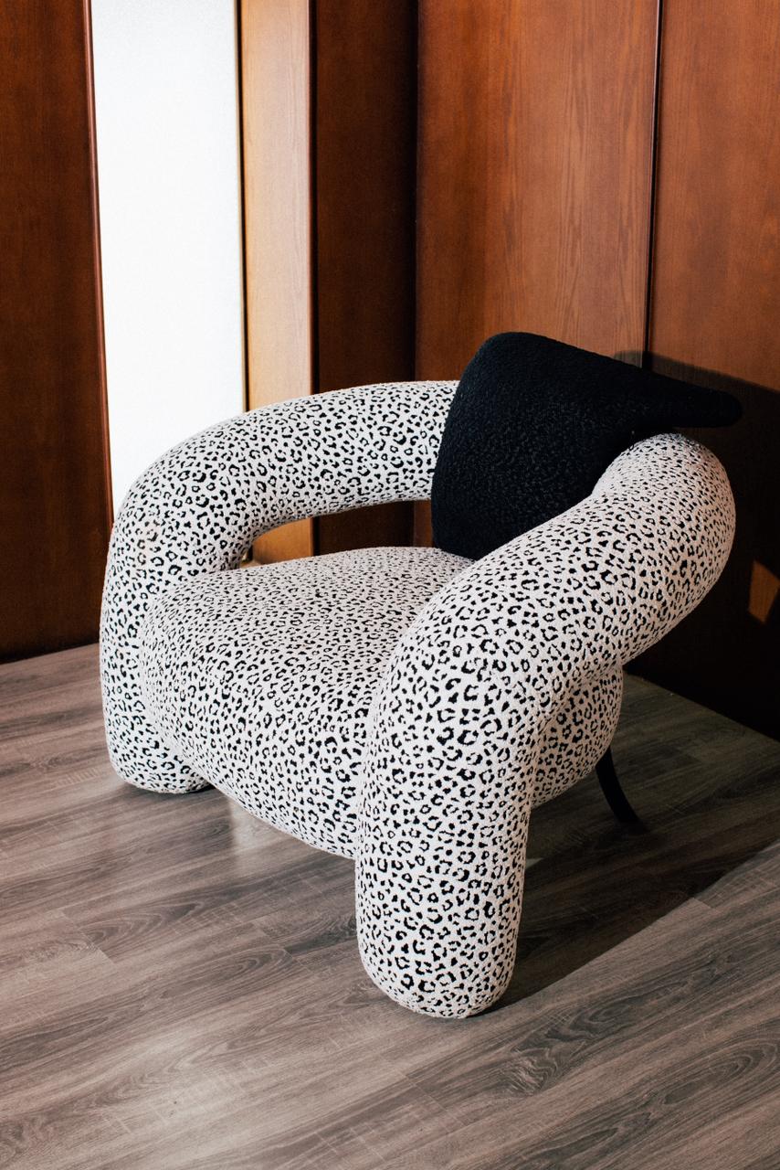 LEO Curved Accent Armchair in Snow Leopard Print - Modern Bold Seating | Mahogni
